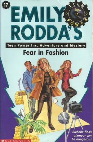 Fear in Fashion (Raven Hill Mysteries #17)